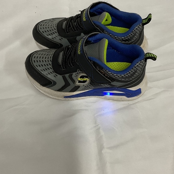 EUC Boys sketchers light up shoes with Velcro - Picture 1 of 6